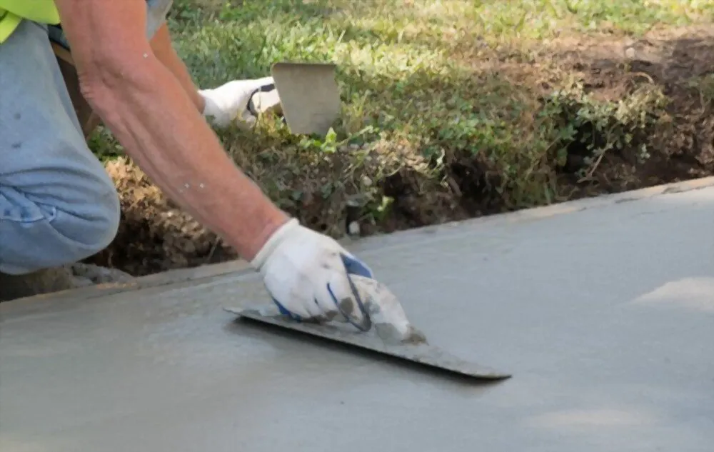 local contractor using bullnose trowel to smooth the newly resurfaced walkway in Sparks, NV